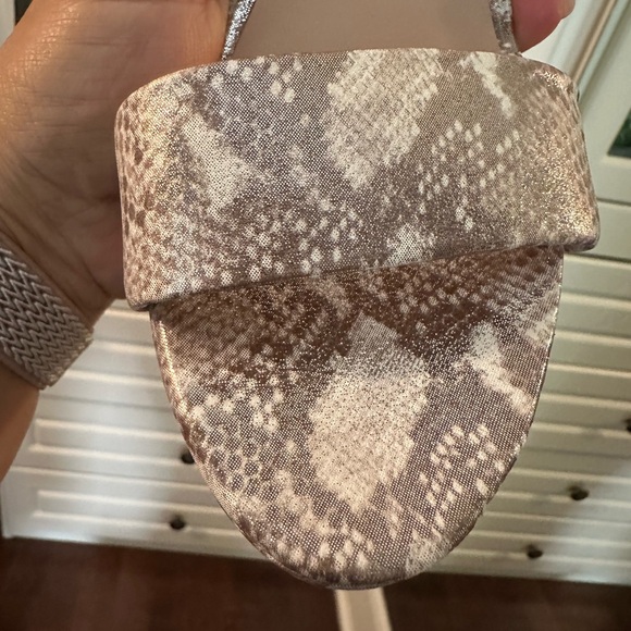 27 Edit by Naturalizer Sandal size 38 (8) in white/tan snakeskin pattern - Picture 9 of 9